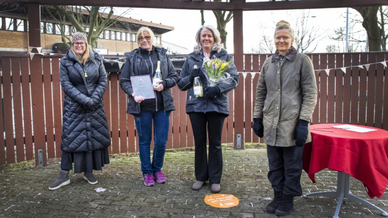 Stolta vinnare av silvermedalj som årets arbetsplats är i mitten Maria Norrhede och Carolina Wolf., omgivna av prisutdelare Anna Ingers (S) och Maria Winberg Nordström (L) från HR-utskottet.