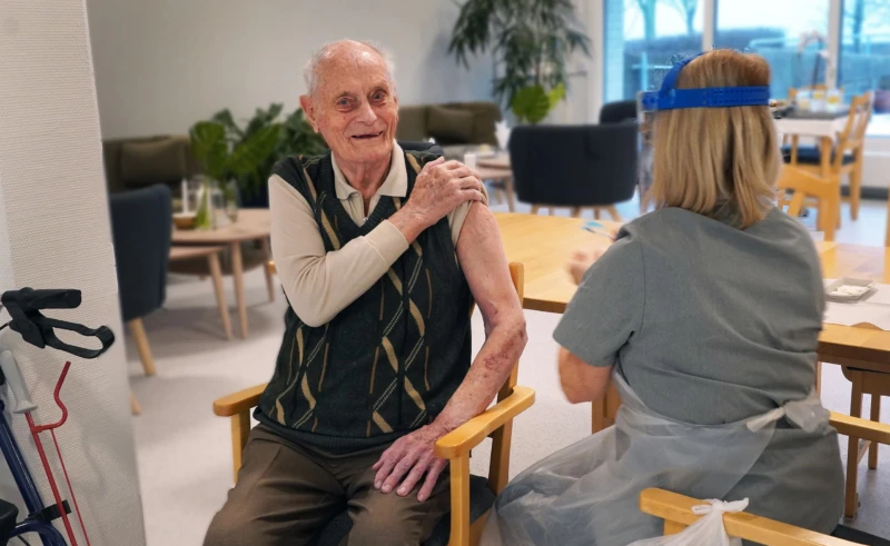 Stig Bertilsson är glad över att få bli vaccinerad och rekommenderar även det till sina närstående.