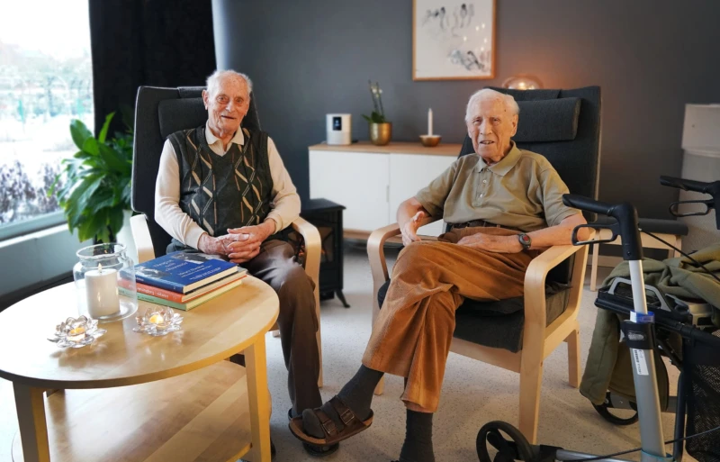 Stig och Bertil umgås gärna i biblioteket tillsammans.