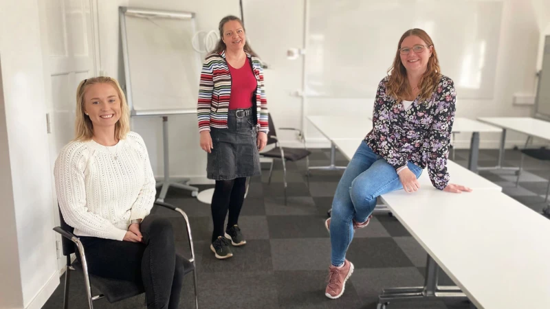 Biståndshandläggarna Caroline Paulsson och Lis Svensson tillsammans med sin chef Ellen Prütz.