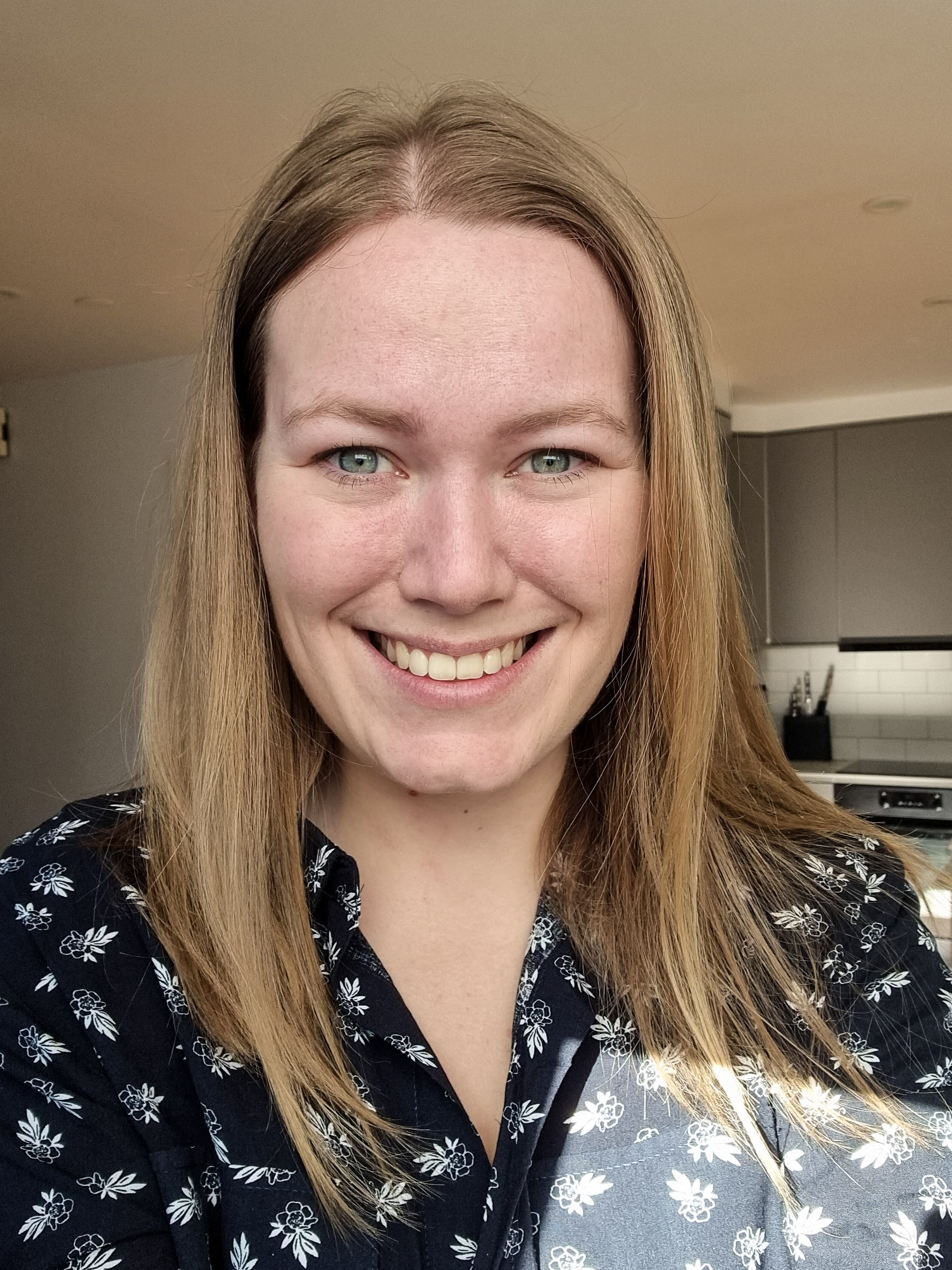 Kvinna medlångt ljusbrunt hår och svart blus