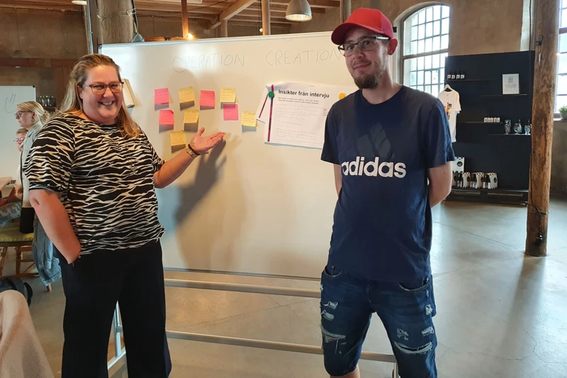 Enhetschef Carina Sjöberg och Jon Paradis, boende på ett av våra LSS-boenden, under innovationssprinten där idén om digitala insatskort arbetades fram.