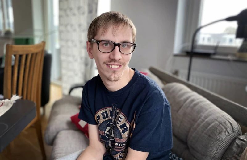 Isak Bruno bor till vardags på LSS-bostaden Närlundanätet, men just nu spelar han in långfilm utanför Vänersborg.