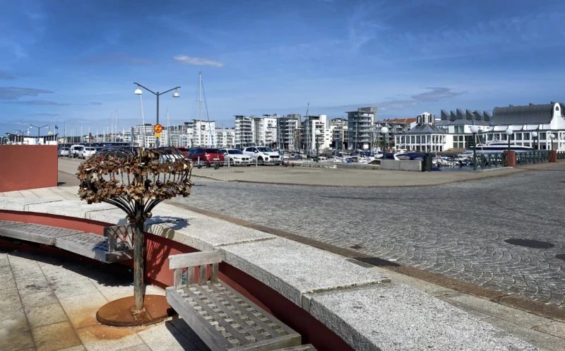 Längs ut på piren i Norra hamnen i Helsingborg står fredsfacklan.