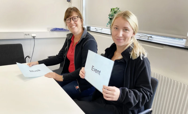 Birgit Andersson och Emelie Bäcklund, båda arbetsterapeuter på Hemvård Syd var med på en diskussionsövning. Med hjälp av två dragna ord skulle man tänka kreativt kring problemet med ensamhet hos äldre.
