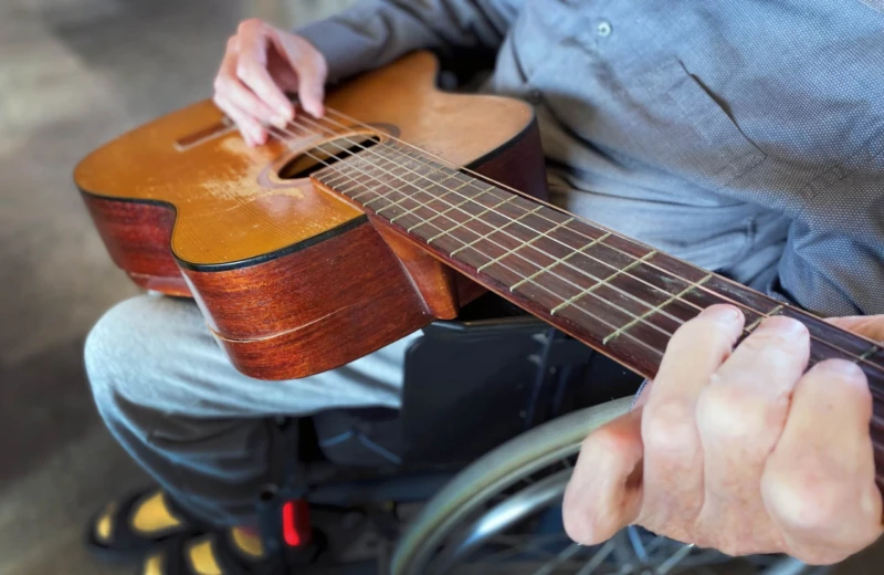 En gitarr som varit med på en mans livsresa i med- och motgång.