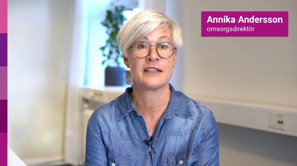 Kvinna med kort hår och jeansskjorta