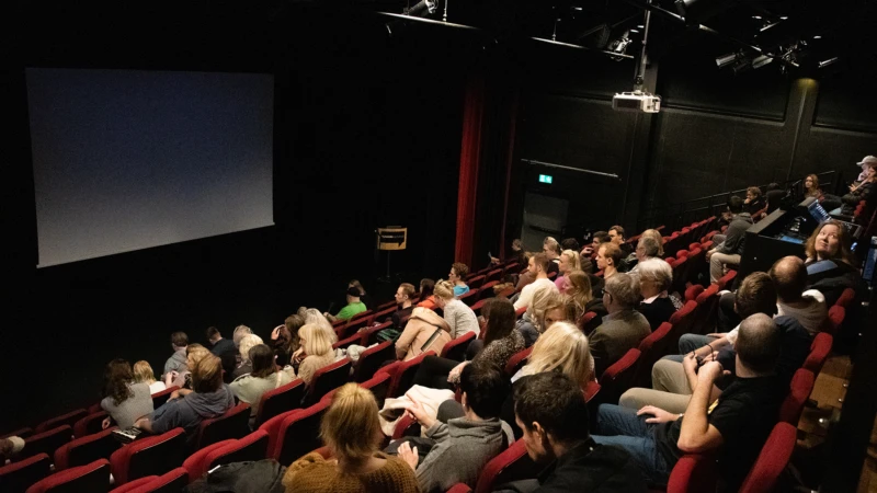 Fullsatt i teatersalen på Dunkers kulturhus.