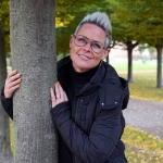 kvinna i tuppkam med blonderade toppar