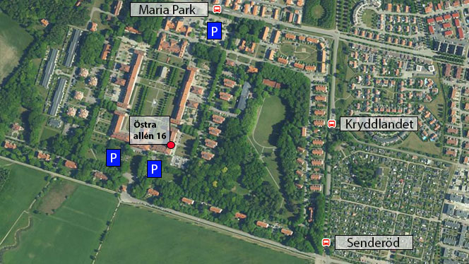 Flygbild över Maria Park med tre busshållplatser, tre parkeringsplatser samt ingången till Östra allén 16 markerade.
