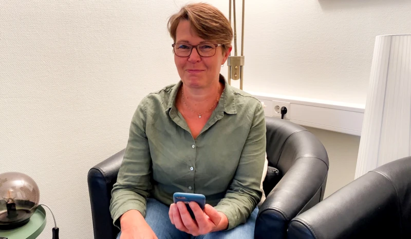 Åsa med innovationen Multiknappen, en idé hon fick tillsammans med stödpedagog Katja Ljunggren.