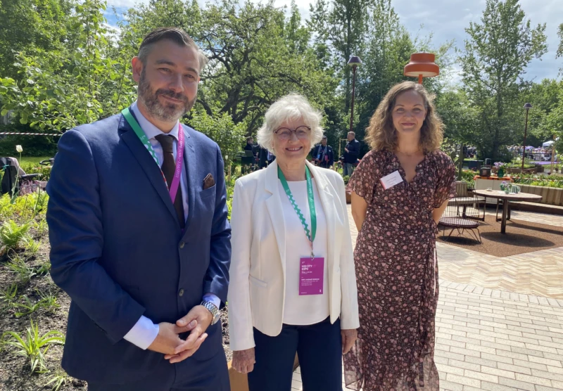 Christian Orsing, ordförande i stadsbyggnadsnämnden, Beth Lundstedt Holmkvist, förste vice ordförande i vård- och omsorgsnämnden och Paulina Svenstrup, landskapsarkitekt, fick glädjen att närvara vid invigningen av Minnenas och kunskapens trädgård.