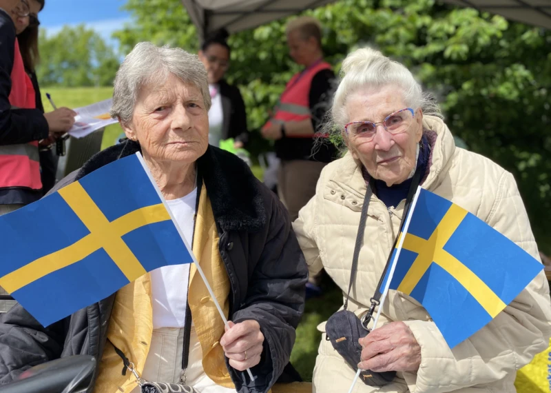 Britta Andersson och Ellen Andreasson från Elinebos vårdboende fick både vara med och klippa bandet och sjunga på scenen i Husensjö park.
