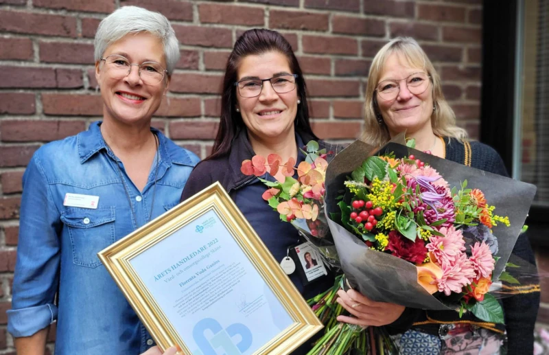 Årets handledare Florenta omgiven av (till vänster) Annika Andersson omsorgsdirektör och även regional ordförande för Vård- och omsorgscollege Skåne, samt Susanne Rosenström (till höger) som är regional processledare i Vård- och omsorgscollege Skåne.