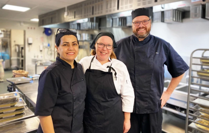 Sanaa Alsaadi, Helena Gryth och Ronni Hansen är kockarna som idag arbetar i Lundhagens kök.
