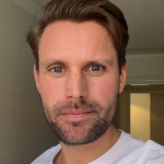 man med kort mörkt hår