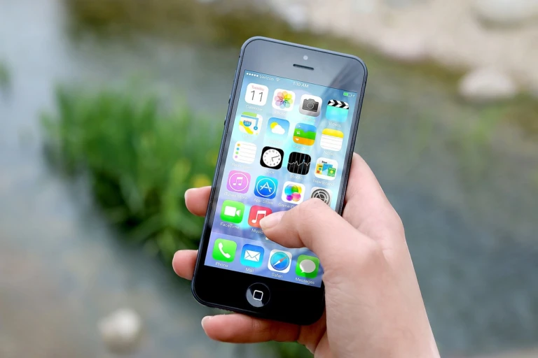 Hand som håller i mobiltelefon
