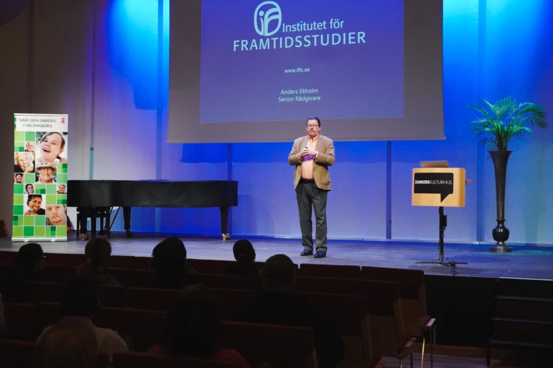Anders Ekholm från Institutet för framtidsstudier föreläste om framtidens vård- och omsorg.