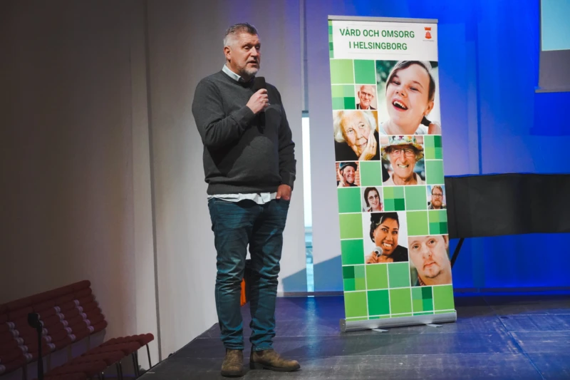 Eric Semb presenterar dagens program.