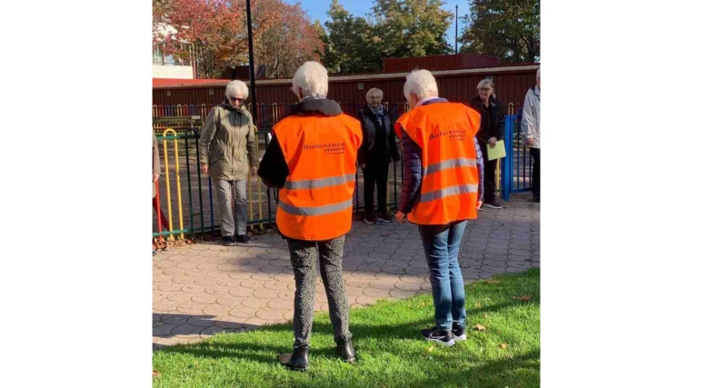 Agneta Andersson (till vänster) leder en balanspromenad.