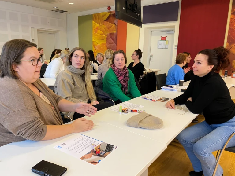 Anhörigombud som diskuterar