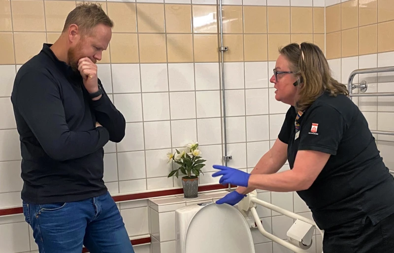 Niels Bergsten och Helle Wictor slår sina kloka huvuden ihop över en toalett.