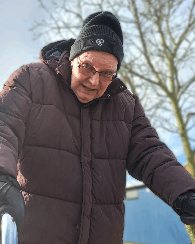 Leif är ofta ute och går i Påarp med sin rollator.