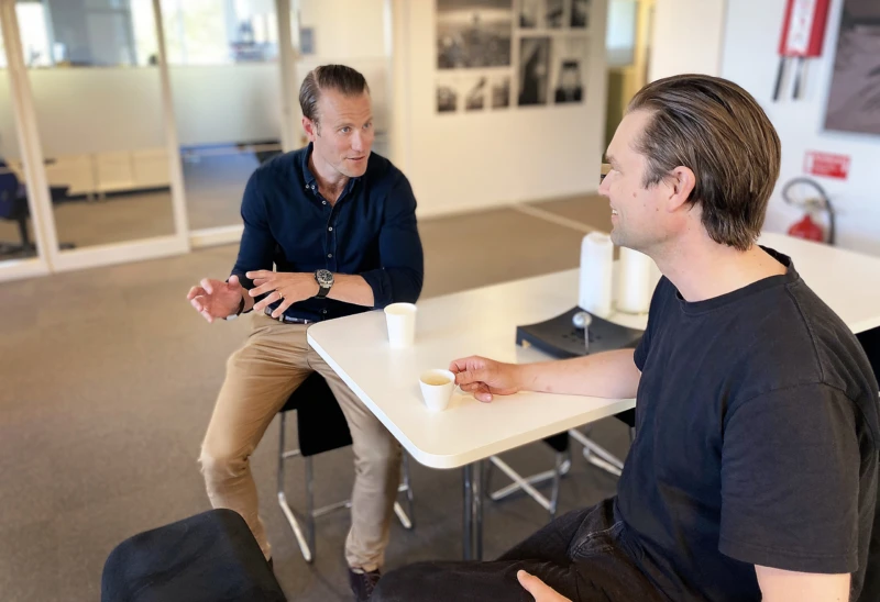 Som chef är det värdefullt att kunna bolla med andra kollegor. På Landskronavägen sitter det flera chefer som har ett fint utbyte av varandra. Som här, där Manus pratar med chefskollegan Emil Florell.