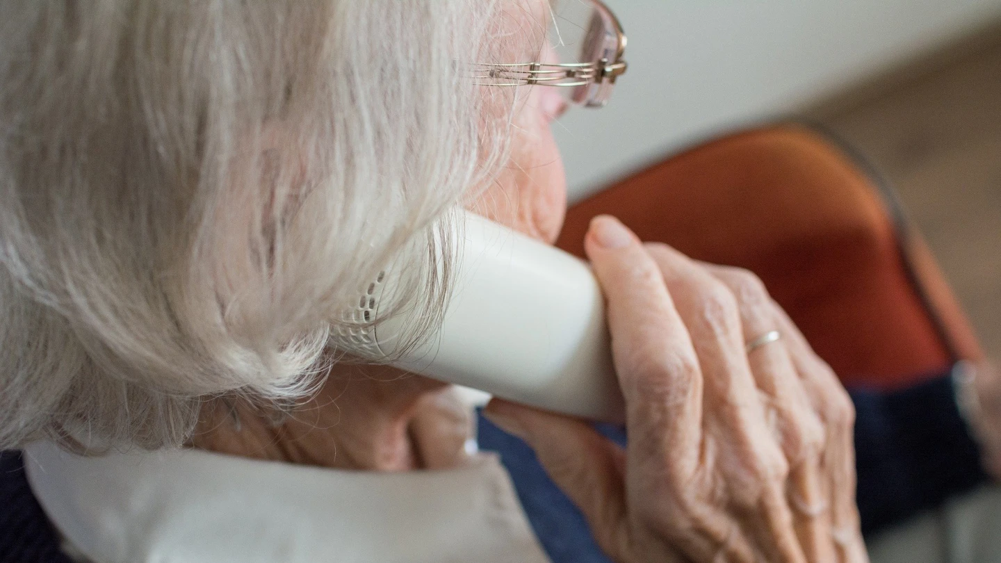 Kvinna som talar i telefon