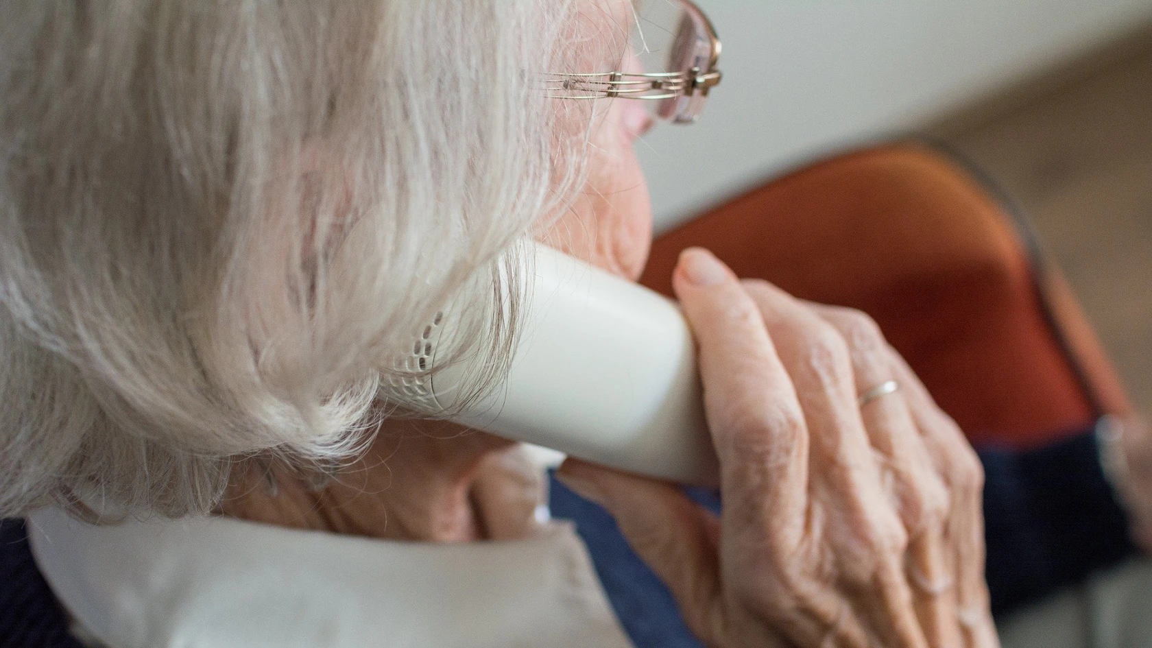 Kvinna som talar i telefon