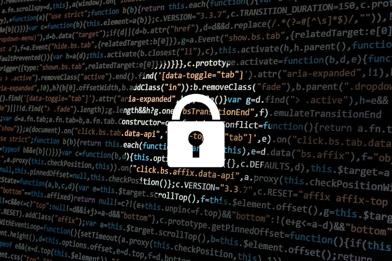 svart bild med datakod, i mitten ett vitt låst stilistiskt hänglås