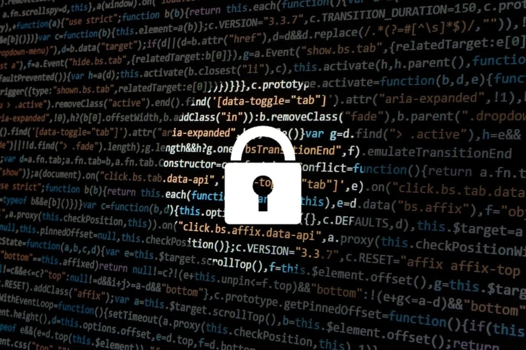 svart bild med datakod, i mitten ett vitt låst stilistiskt hänglås