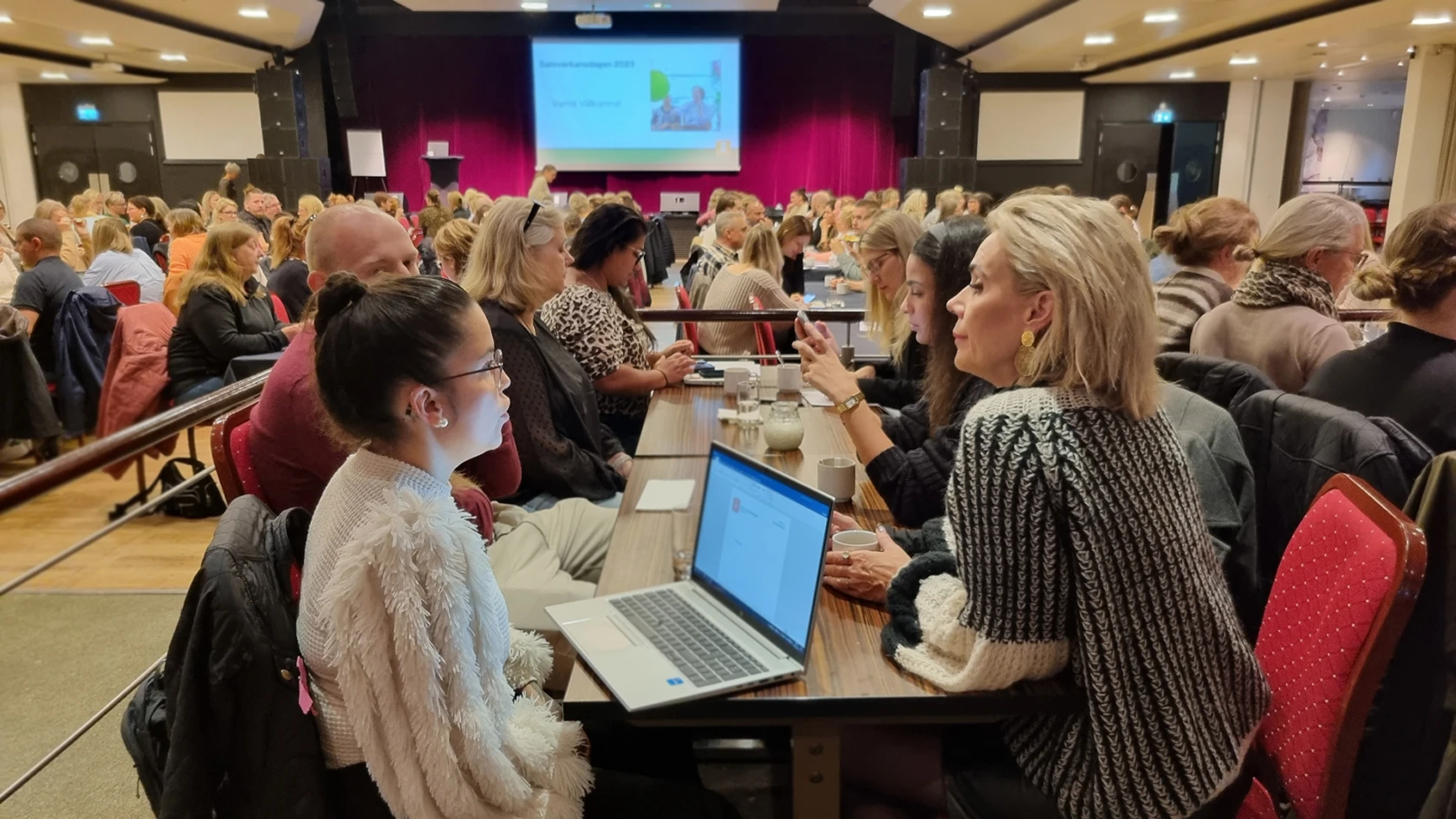 Många olika diskussioner mellan människor
