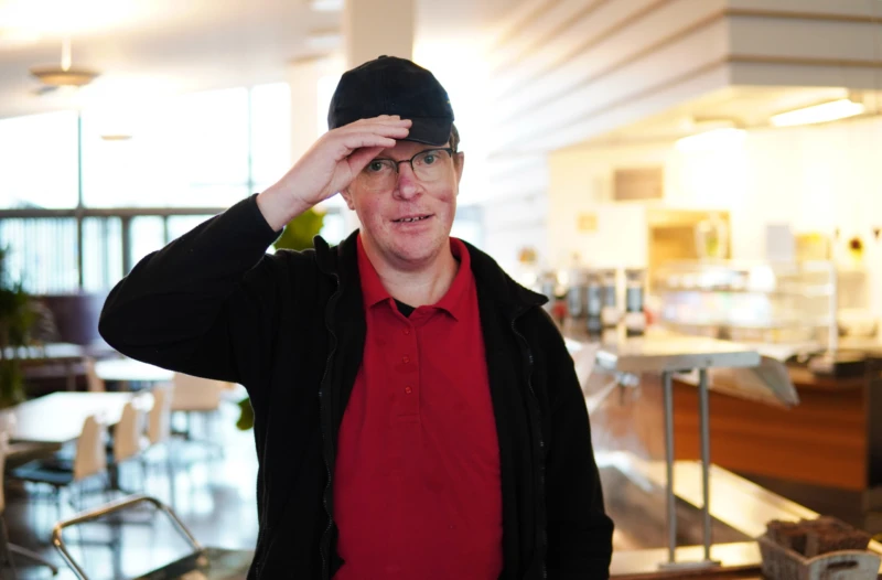 Kurt trivs på Café Carizma. Här är alltid något att göra och personalen i polishuset uppskattar de han och hans kollegor gör