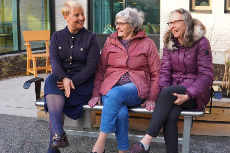 Sveriges äldre- och socialförsäkringsminister Anna Tenje tillsammans med hyresgästerna Irene och Agneta på Furillens vårdboende.
