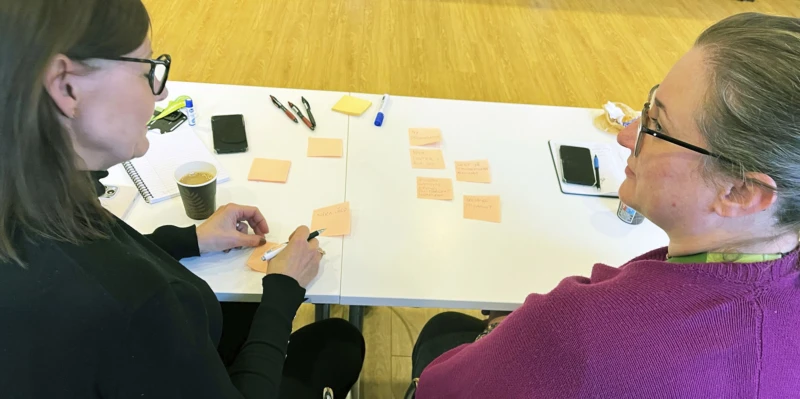 I studiecirkeln varvas traditionella föreläsningar med diskussioner i smågrupper.