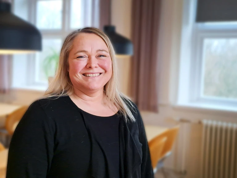 Kvinna med långt och svart tröja