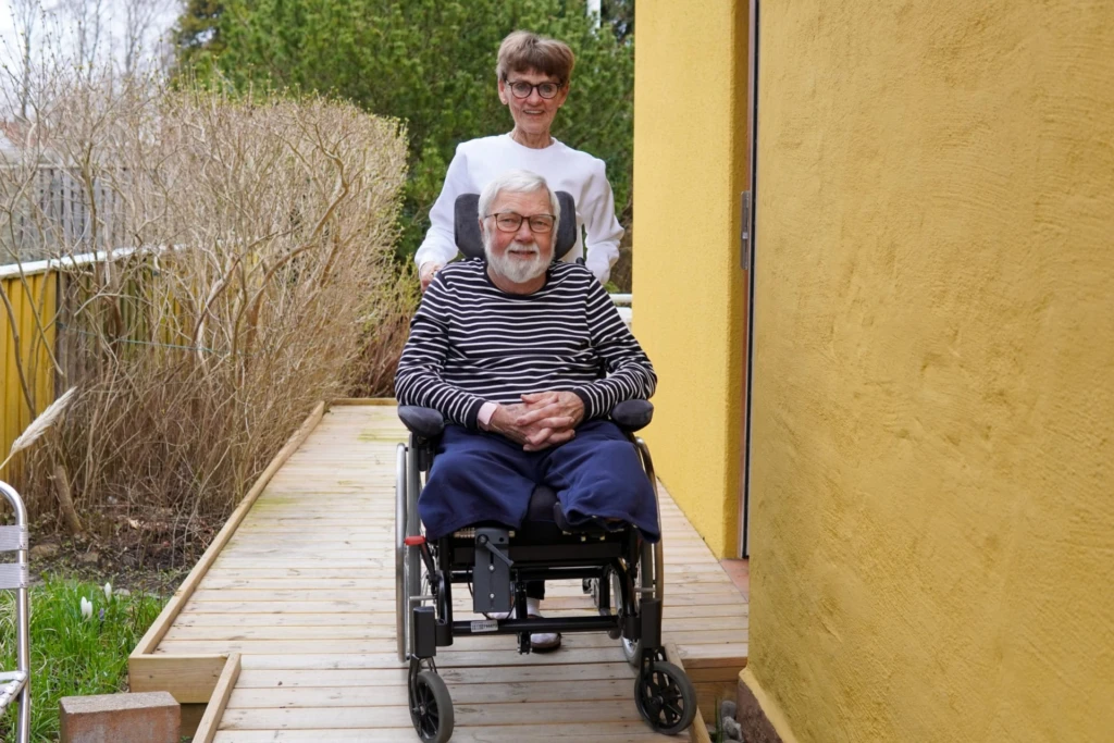 Livspartners på en ramp utanför sitt hus.