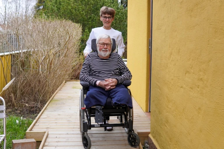 Livspartners på en ramp utanför sitt hus.