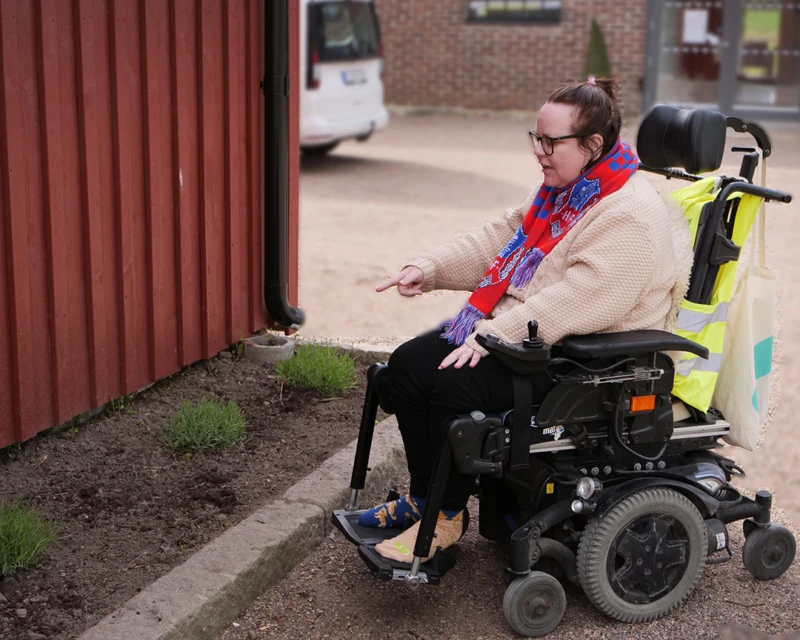 Med lite hjälp har Joy planterat lavendel längs personalbyggnaden. Plantorna har redan börjat blomma.