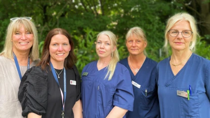 Fem kvinnor står bredvid varandra på en rad.