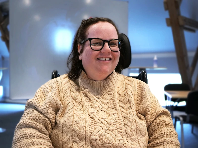 Joy, 39, har nära till skratt