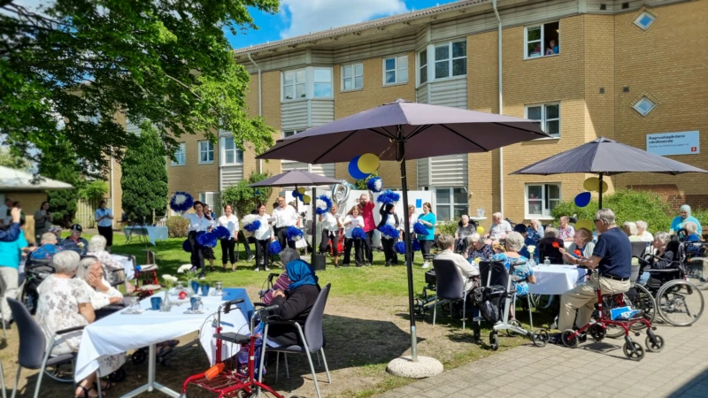 Medarbetarna på Ragnvallagården bjöd på underhållning för hyresgästerna under ledning av aktivitetssamordnare Jeldes.