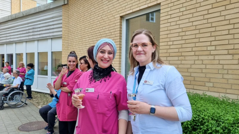 Sjuksköterska Ban tillsammans med enhetschefen Sara på Ragnvallagården.