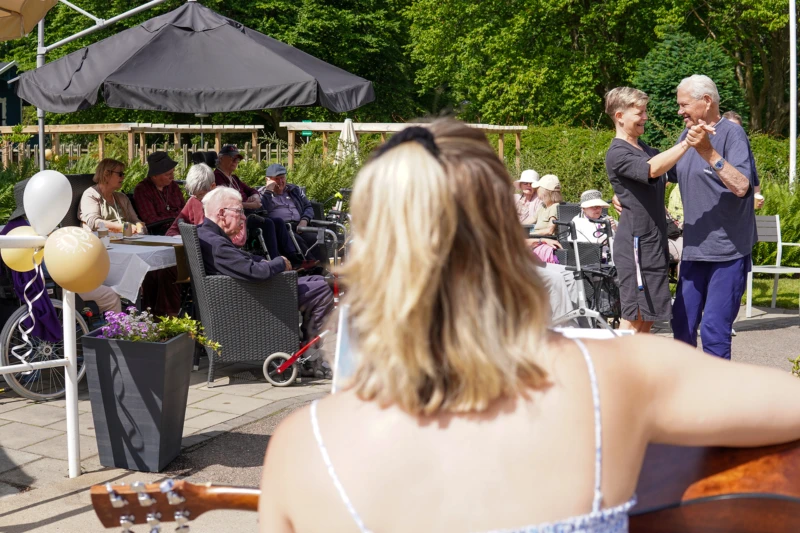 Hyresgästen Gunter och undersköterska Christine tar en sväng om till levande musik på Valltorp.