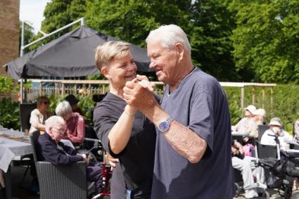 två personer dansar och ler