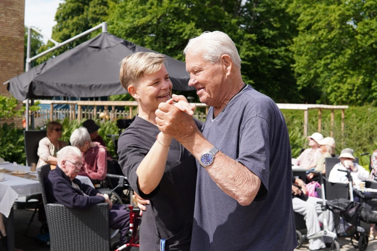 två personer dansar och ler
