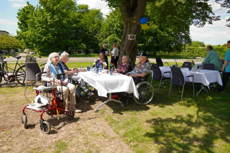 Hyresgästen Helmy, längst till vänster, njuter i solen på Ragnvallagården.