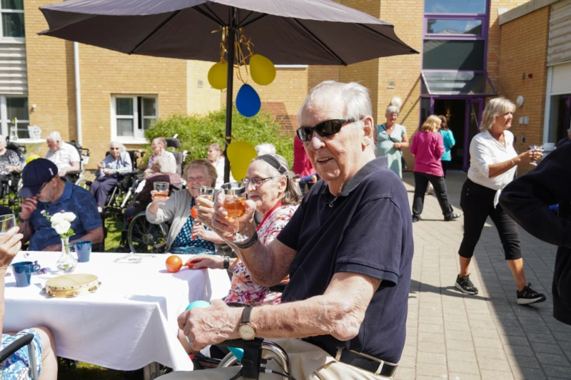 Hyresgästerna Karin, Rosita och Yngve skålar på Ragnvallagården.