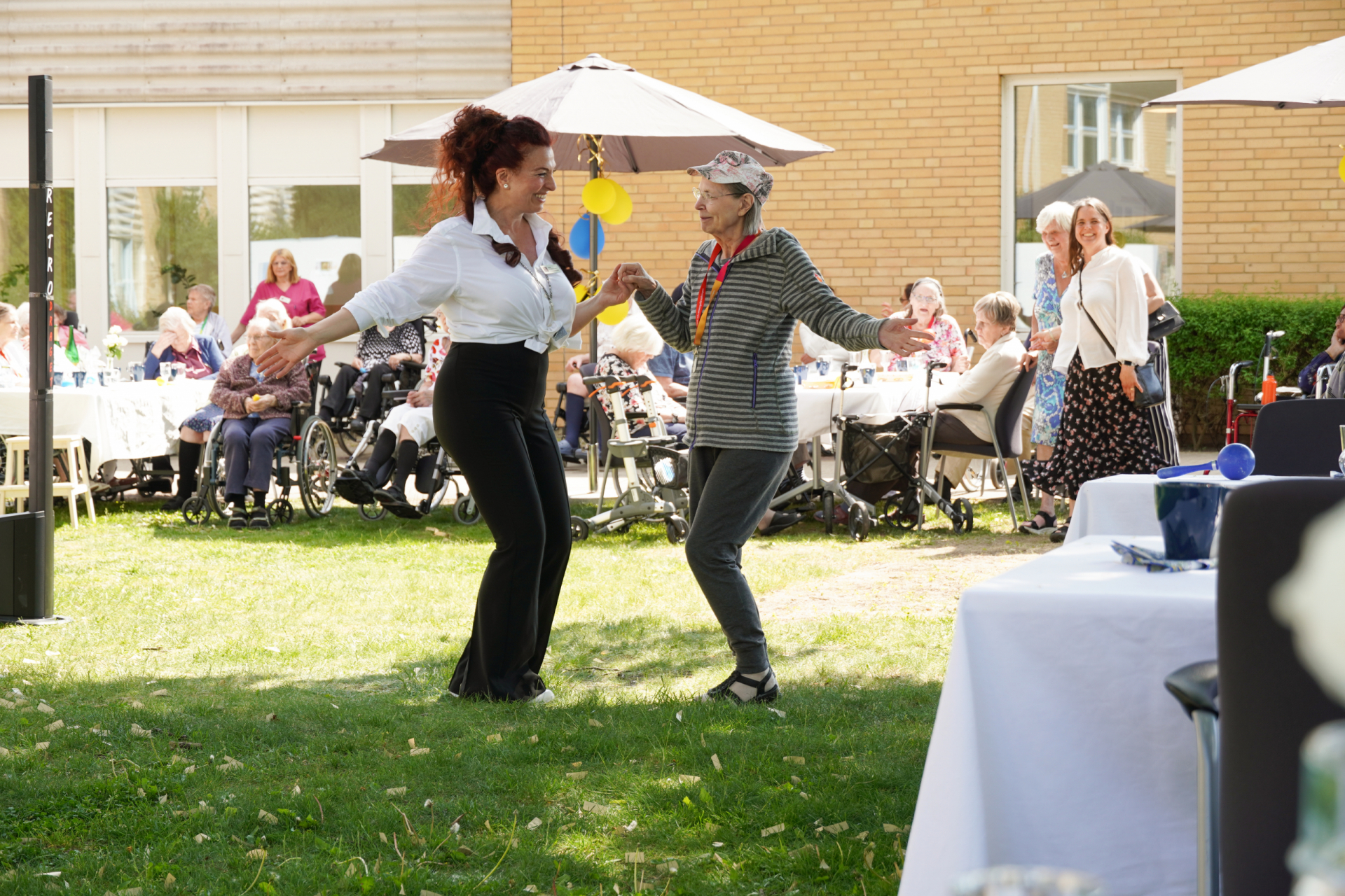två personer dansar